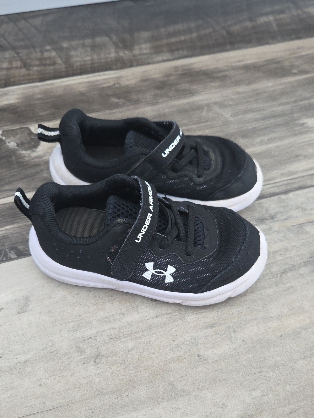 Under Armour Kids Black Athletic Sneakers Size 10